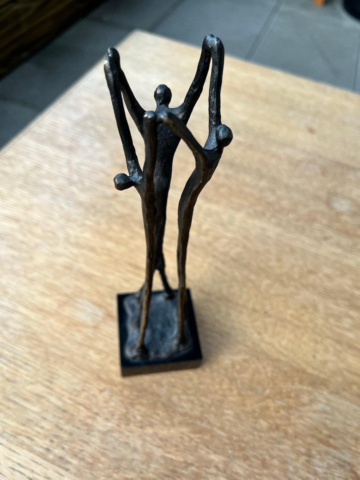 Bronzen sculptuur 'Dansende Figuren' op sokkel, Artihove, Groep mensen, Minder dan 20 cm, Ophalen of Verzenden, Brons