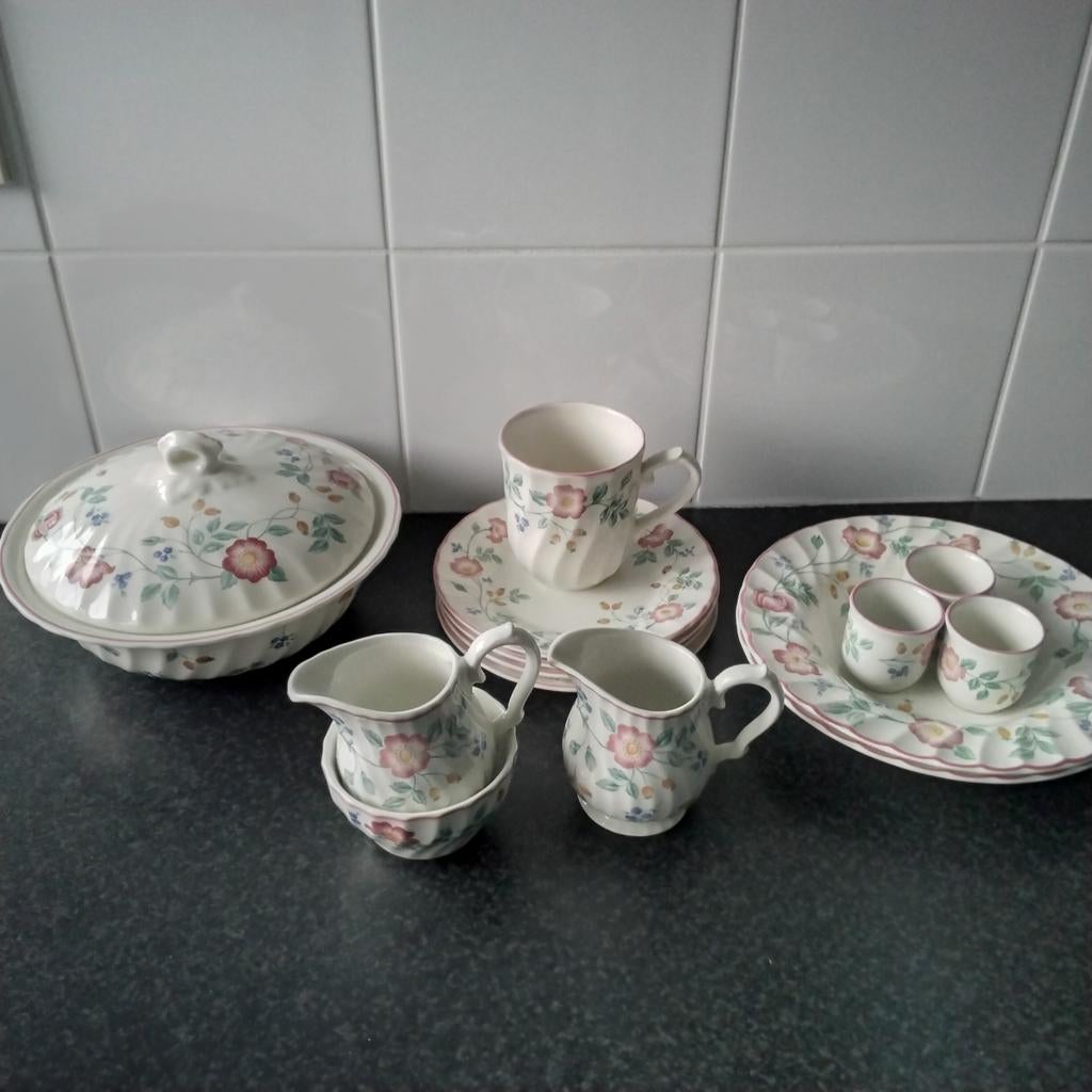 Churchill briar rose serviesdelen, Huis en Inrichting, Keuken | Servies, Ophalen of Verzenden, Zo goed als nieuw, Bord(en), Overige stijlen