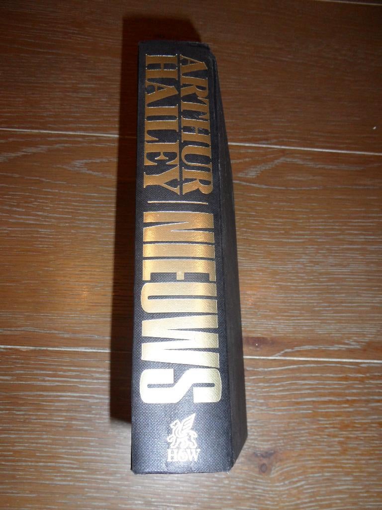 Zwarte hardcover van Arthur Hailey - NIEUWS, Gelezen, Arthur Hailey, Ophalen of Verzenden, Amerika