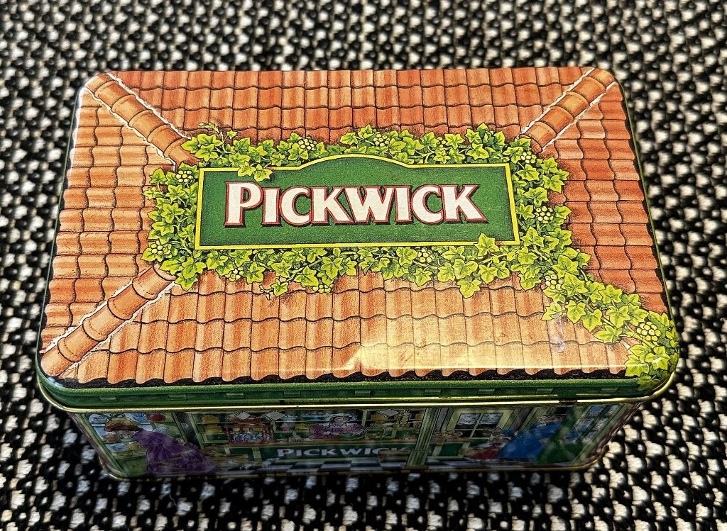 DE Pickwick theeblik in vorm van winkeltje, Verzamelen, Ophalen of Verzenden, Gebruikt, Thee, Pickwick