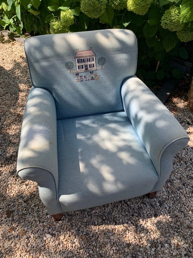 Vintage fauteuil met Disney-borduurwerk, Huis en Inrichting, Ophalen, Gebruikt, Vintage fauteuil met Disney-borduurwerk, Hout