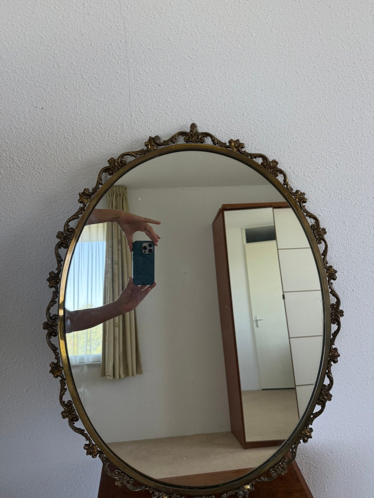 Vintage ovale spiegel met sierlijke bronskleurige rand, Ophalen, Ovaal, 50 tot 100 cm, Minder dan 100 cm