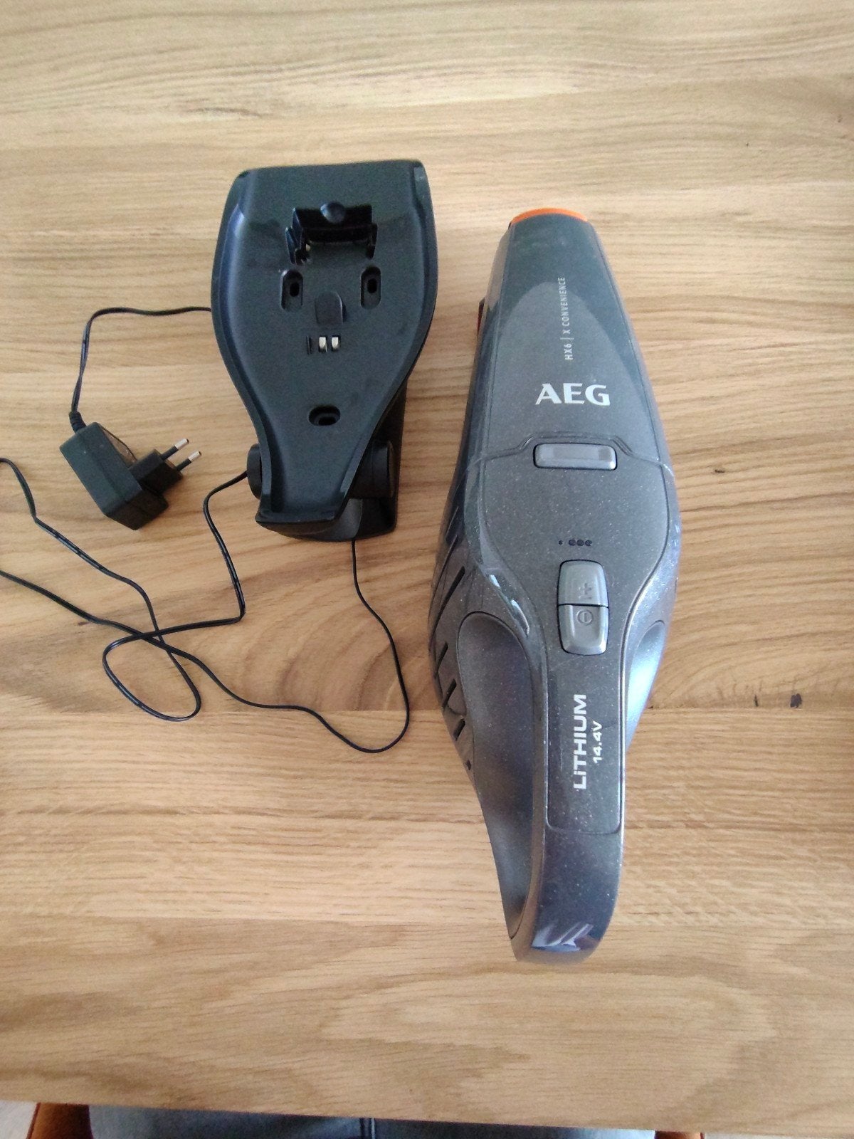 AEG HX6 X Convenience Kruimeldief met Oplaadstation, Gebruikt, Kruimeldief, Ophalen of Verzenden, Draadloos