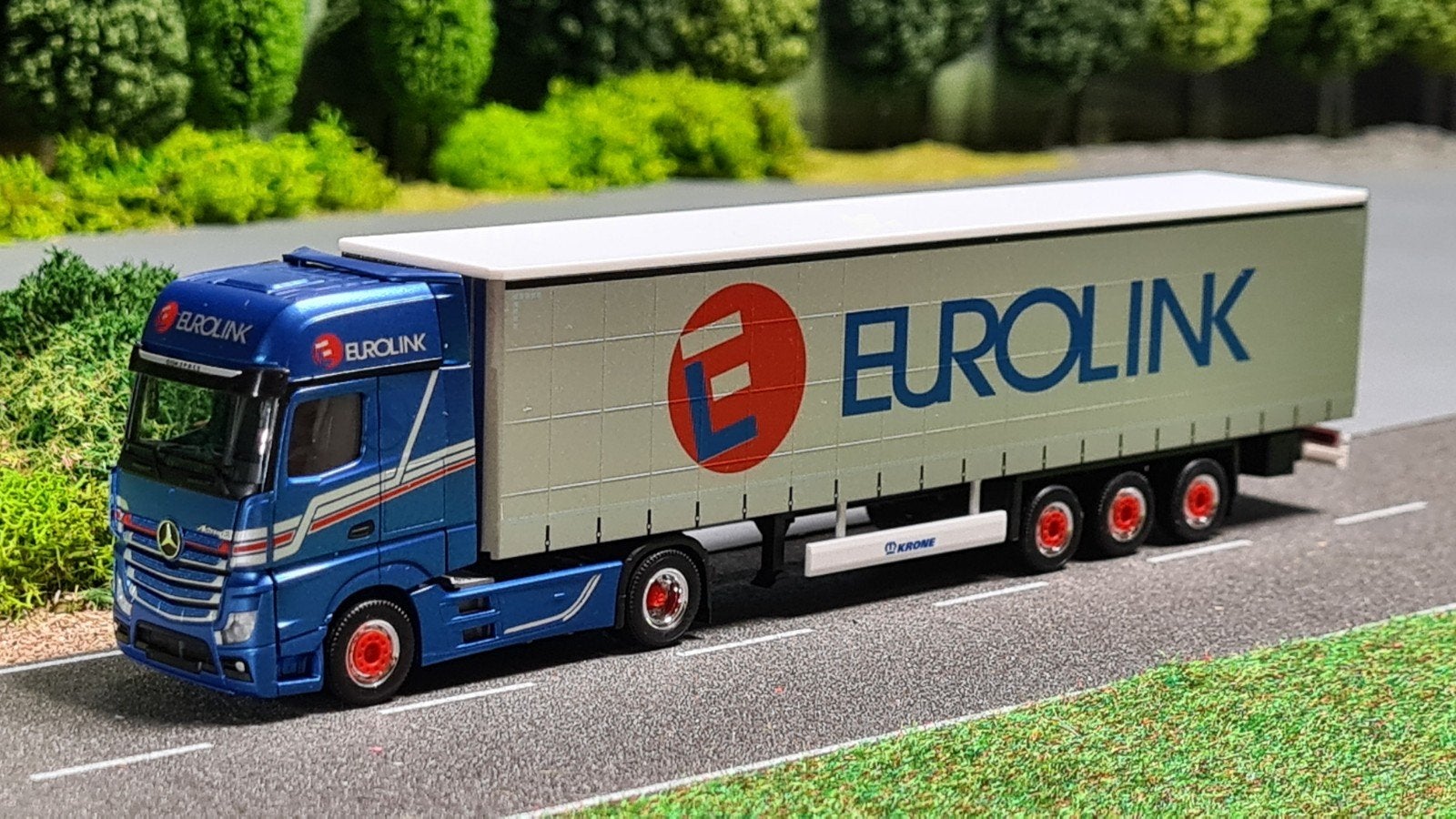 131 Herpa 1:87 Eurolink Zweden Mercedes Schuifzeiltrailer, Ophalen of Verzenden, Nieuw, Bus of Vrachtwagen, Herpa