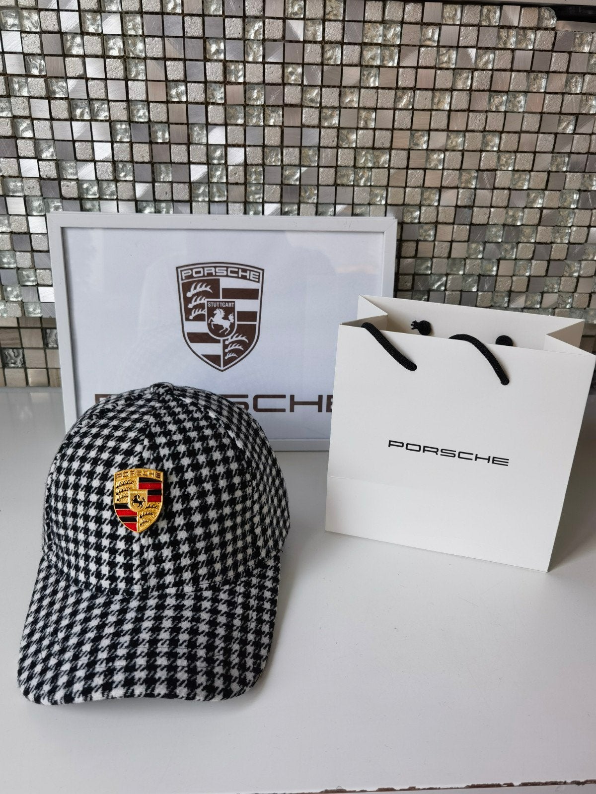 Nieuw porsche pet met heritage Pepita patroon  ️ 

Zie, Nieuw, Pet, Porsche, One size fits all