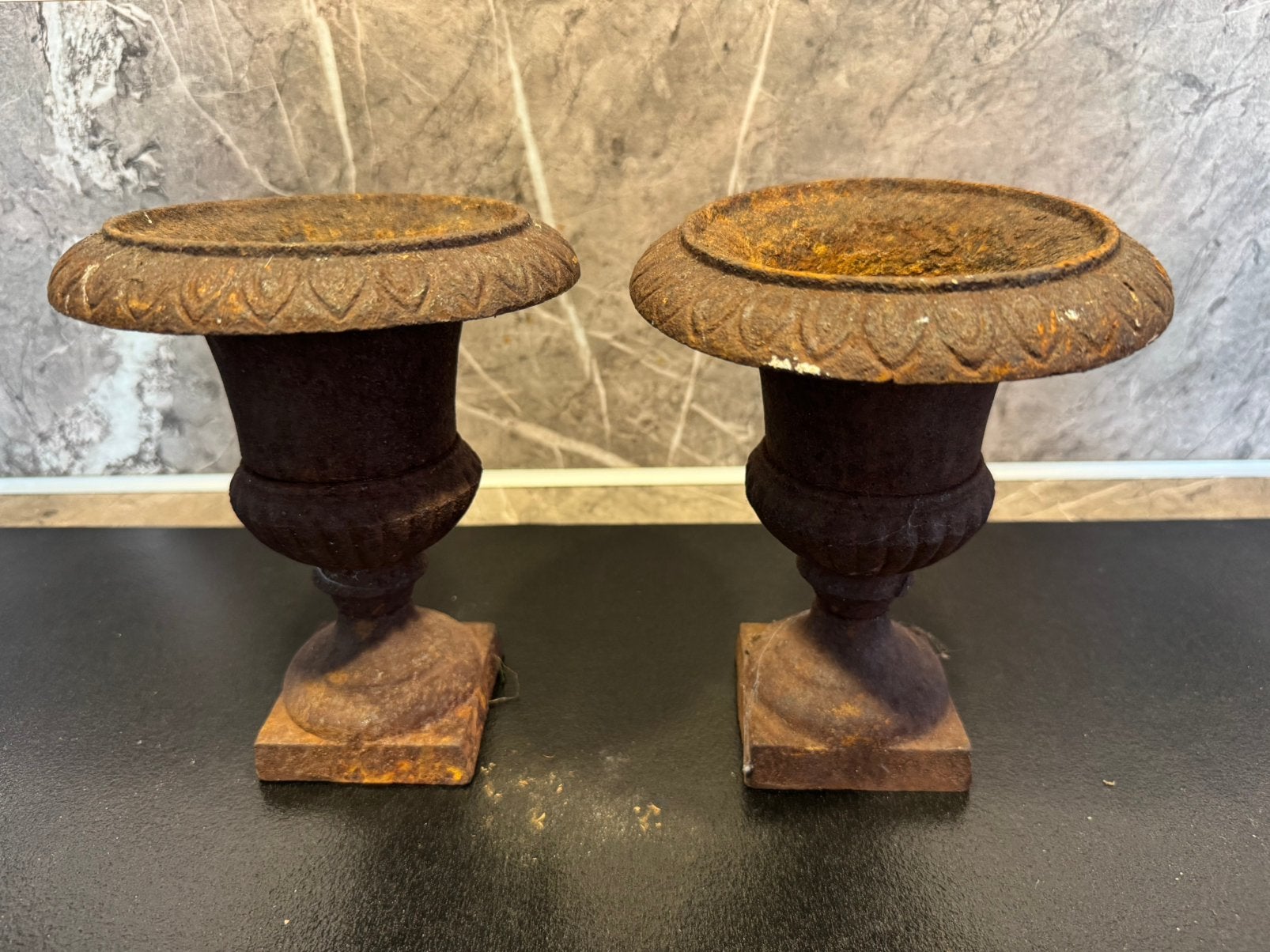van 2 Brocante Gietijzeren Tuinvazen / Louvre Vaasjes, Ophalen of Verzenden, Zo goed als nieuw