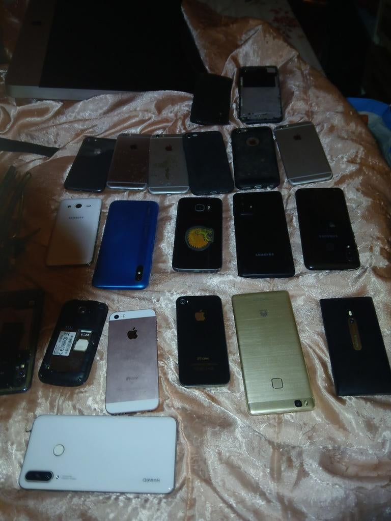Kapote smartphones (iPhones, Samsung, Huawei), Telecommunicatie, Mobiele telefoons | Apple iPhone, Ophalen of Verzenden