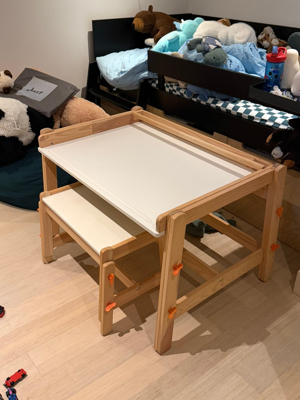 IKEA Kinderbureau + Bankje (Flisat, oranje), Ophalen, Gebruikt, Tafel(s) en Stoel(en)