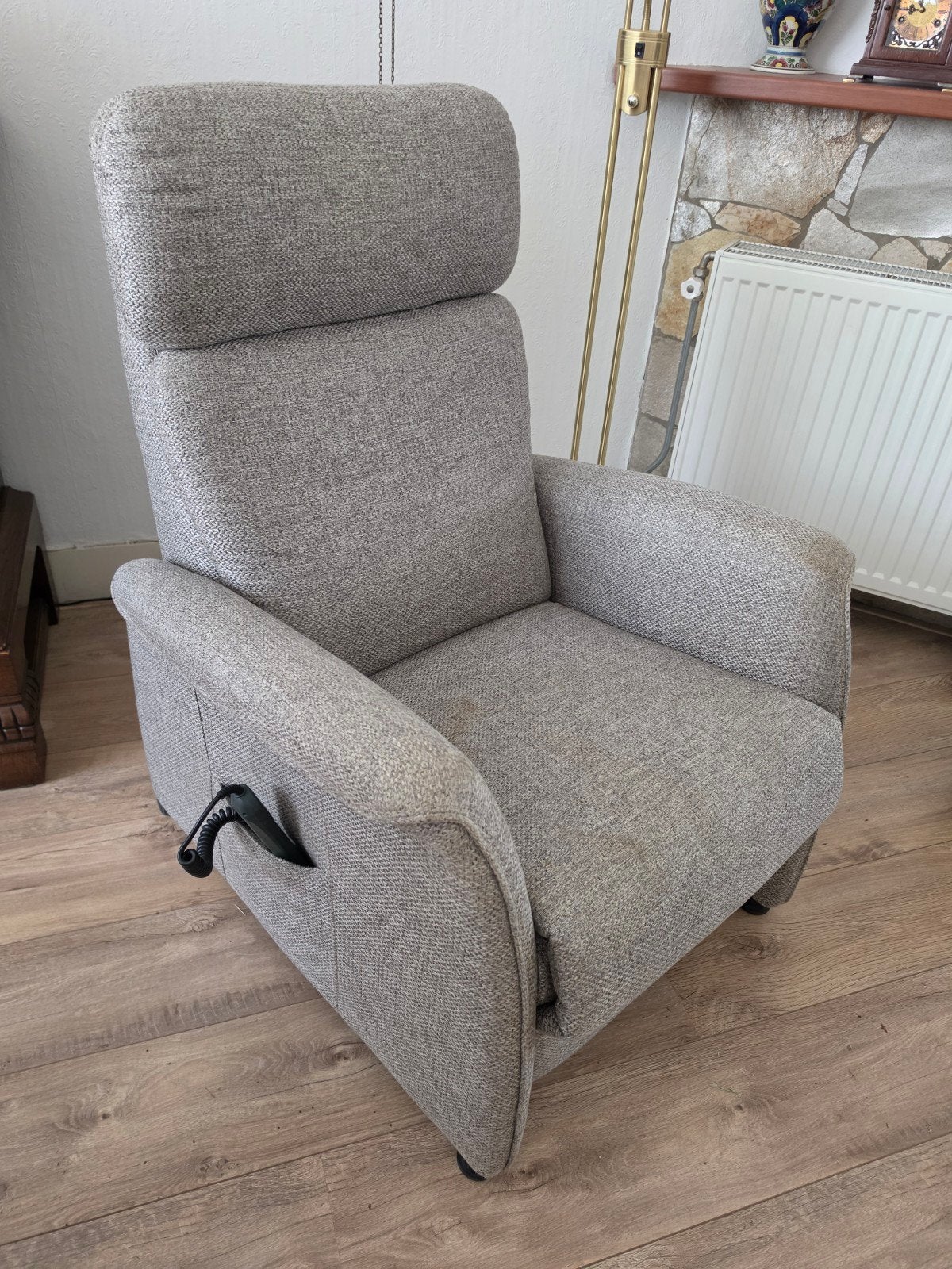 Electrisch verstelbare relaxstoel / sta op stoel, Huis en Inrichting, Fauteuils, Ophalen, Gebruikt, Stof, 50 tot 75 cm