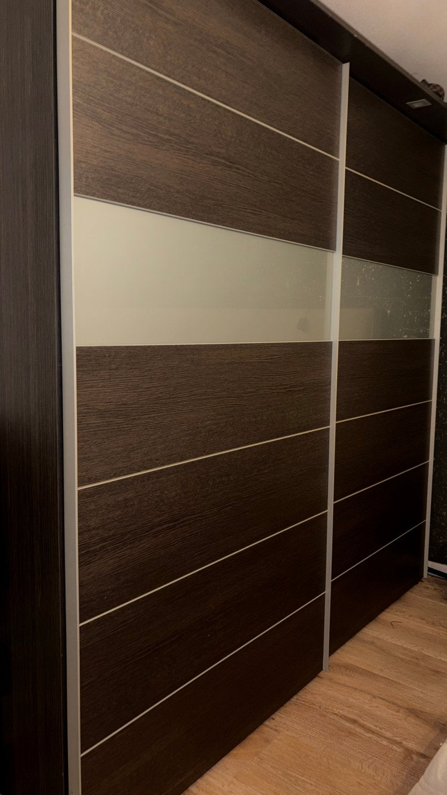 Grote schuifkast in donker hout | glas panelen, Huis en Inrichting, Kasten | Kledingkasten, Ophalen, 200 cm of meer, Zo goed als nieuw