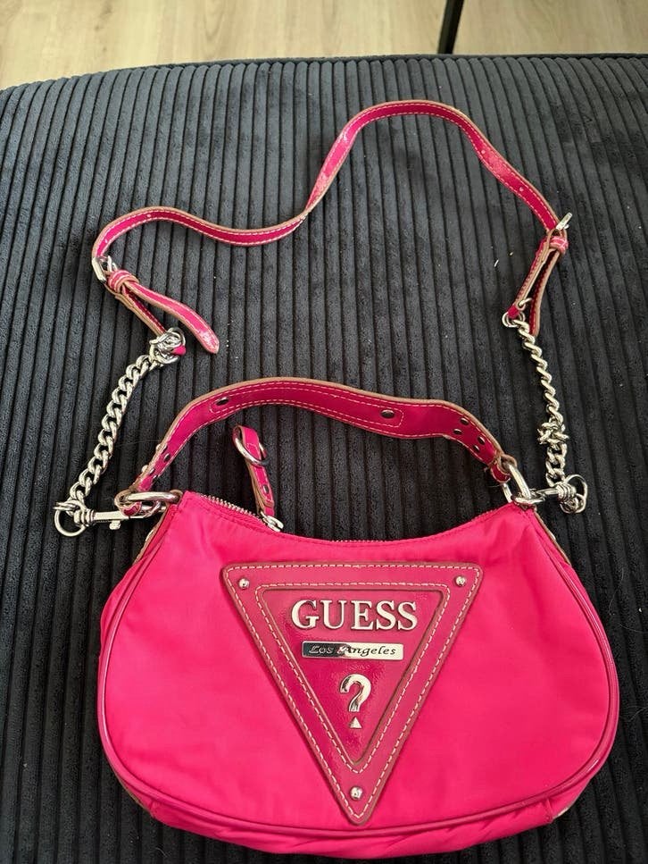 Guess Schoudertasje - Felroze met zilveren details, Ophalen of Verzenden, Gebruikt, Roze, Schoudertasje