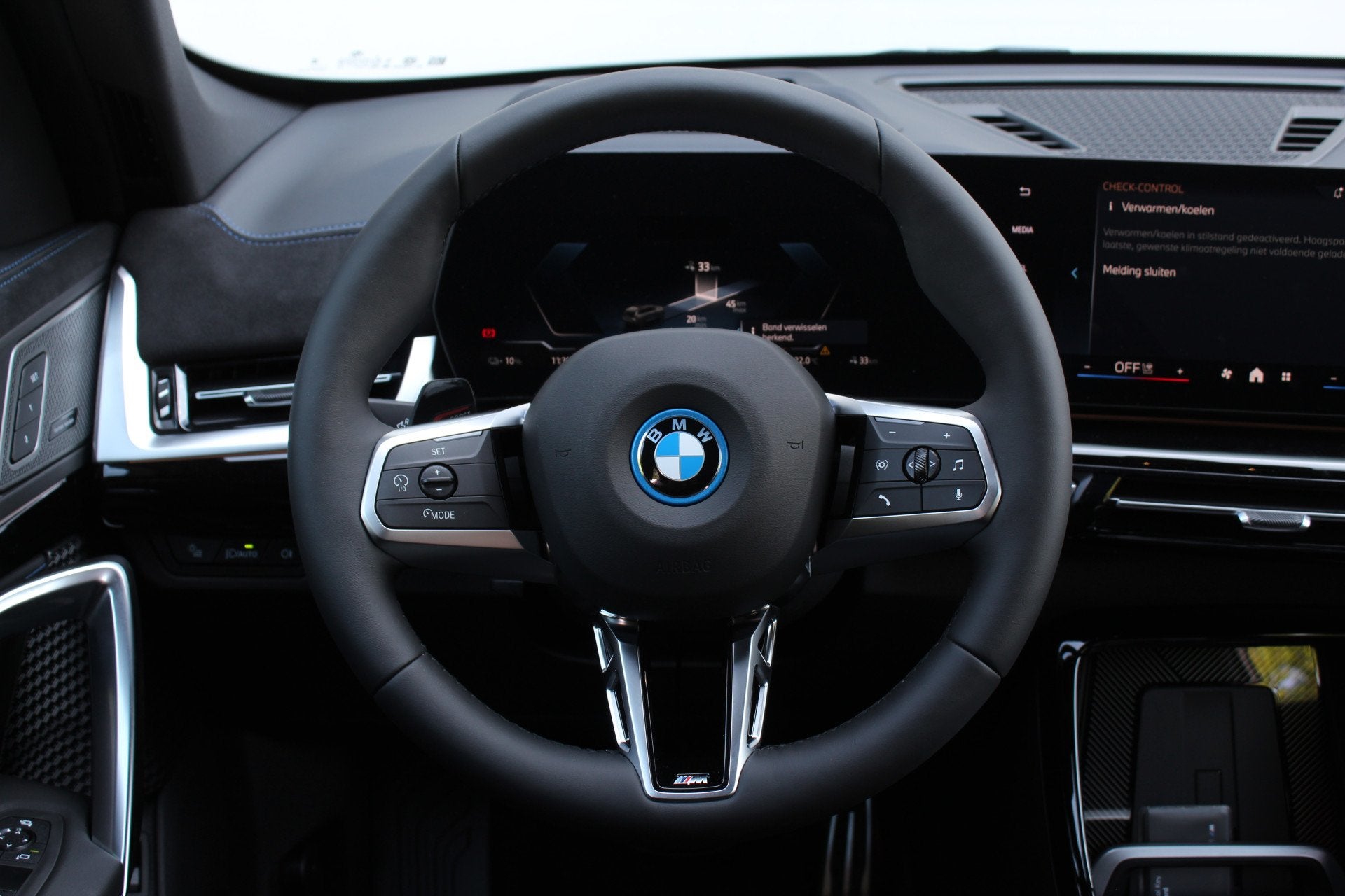 BMW iX1 eDrive20 M Sport / Panoramadak / Trekhaak / Sportsto, Auto's, Zwart, Elektrische stoelverstelling, Nieuw, SUV of Terreinwagen