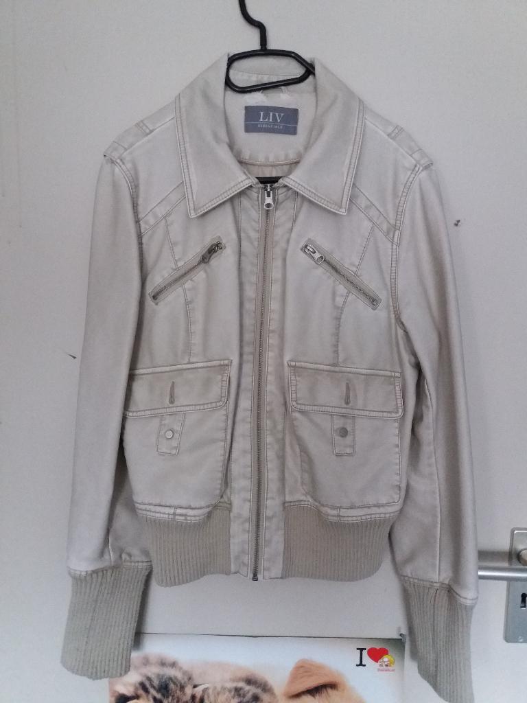 Een crème leder-look in between jasje met voering., Maat 38/40 (M), Overige kleuren, LIV., Ophalen of Verzenden