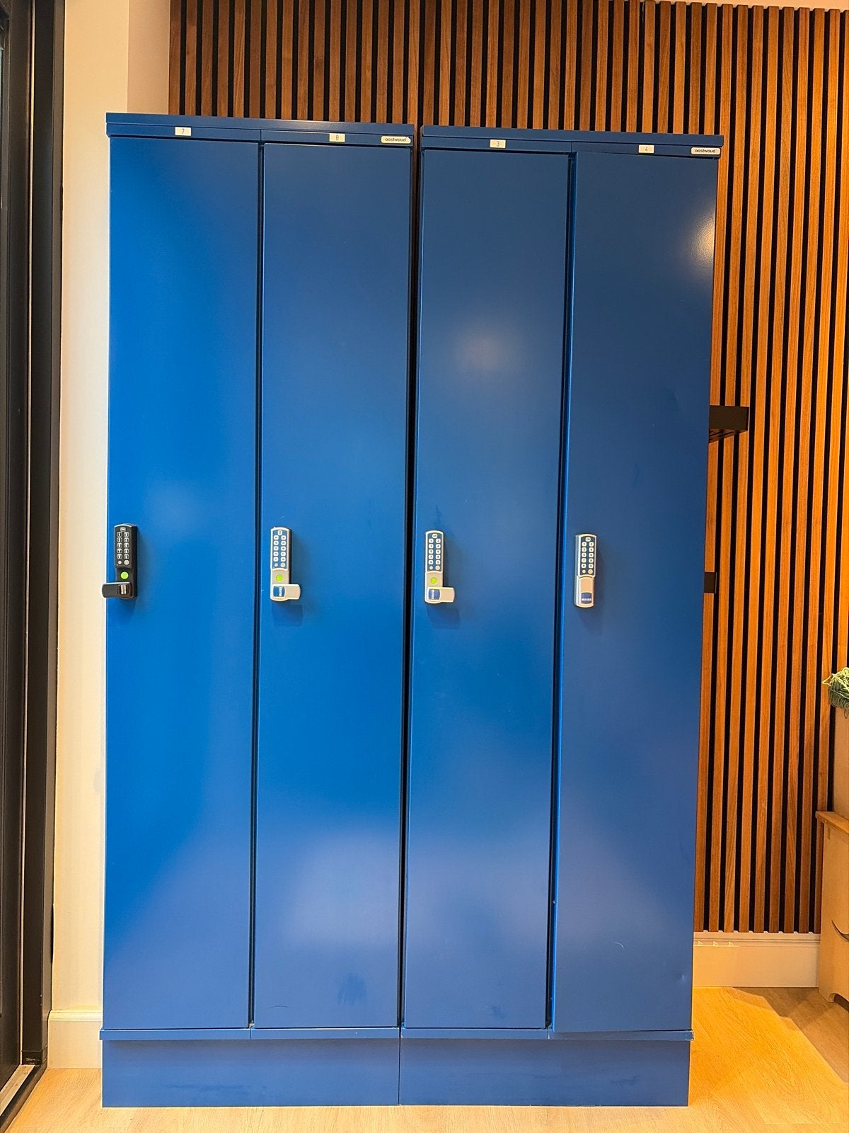 Twee blauwe lockers met werkende sloten en planken, Ophalen, Gebruikt