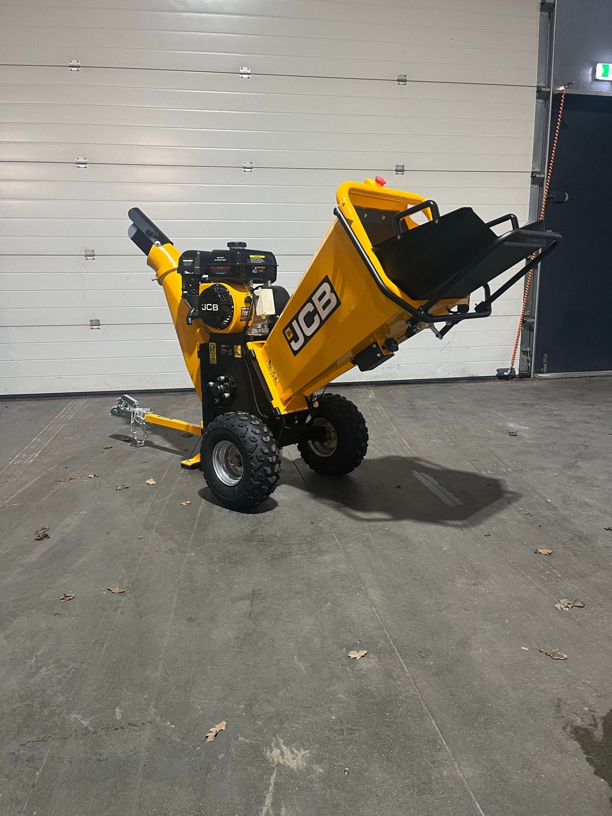 JCB Houtversnipperaar - Nieuwstaat, Benzine, 100mm capacitei, Tuin en Terras, Ophalen, Zo goed als nieuw, Benzine