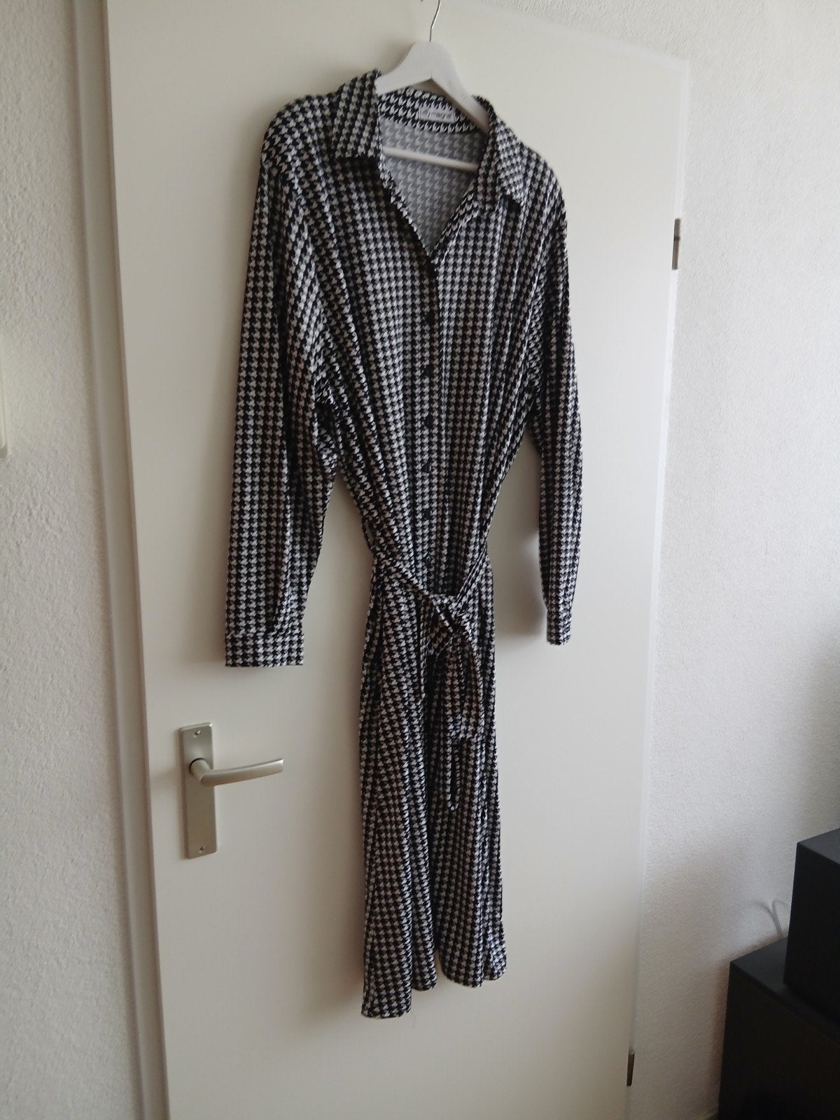 Modieuze nieuwe houndstooth jurk van MAGNA. Maat 52-54., Kleding | Dames, Verzenden, Nieuw, Magna, Jurk