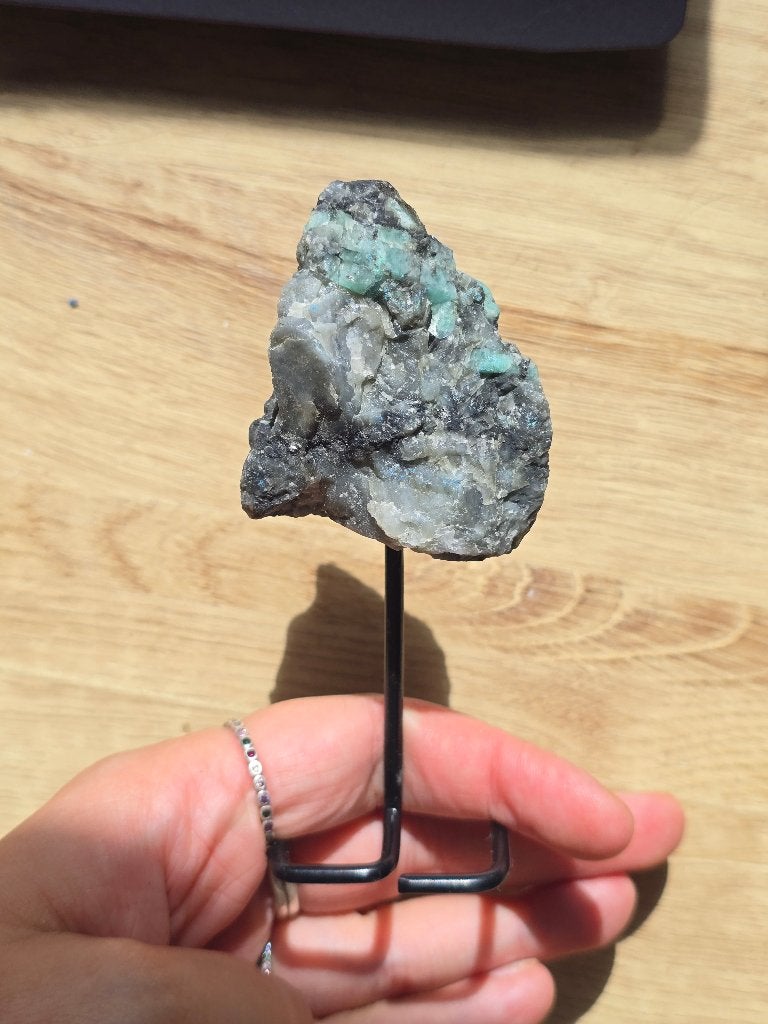 Ruwe groene smaragd kristallen in matrix, Ophalen of Verzenden, Mineraal