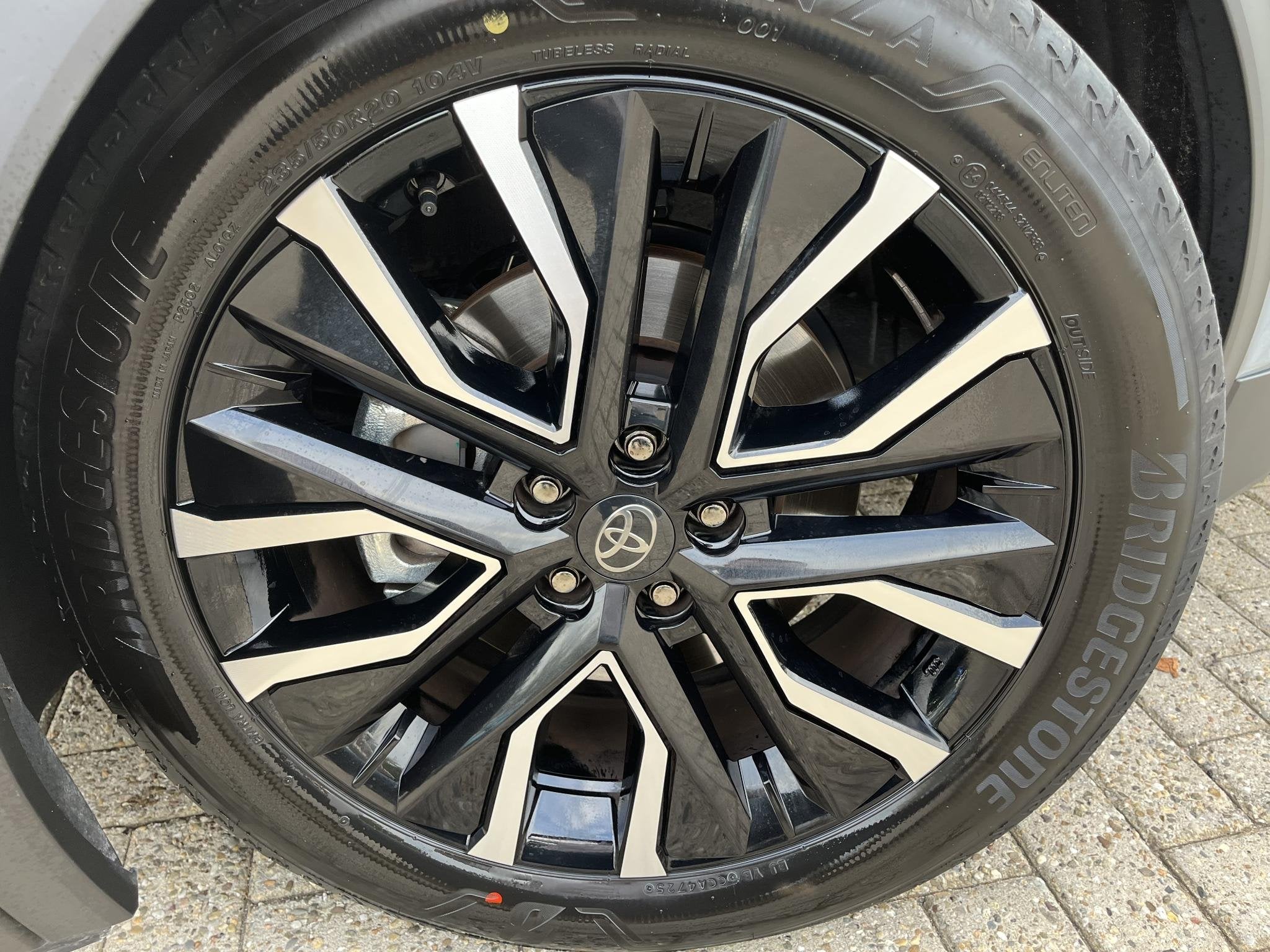 Toyota C-HR+ First Edition 77 kWh l 20 inch velgen l elektri, Gebruikt, 607 km, Leder en Stof, Origineel Nederlands