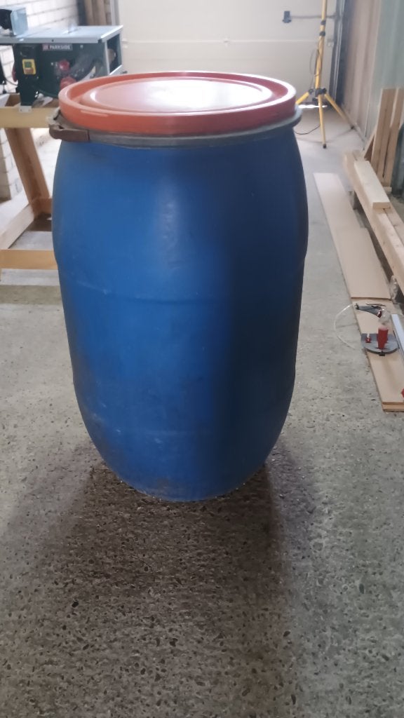 Nog goede 200 liter watervat met deksel en klem., Tuin en Terras, Regentonnen, 150 liter of meer, Ophalen, Gebruikt, Kunststof