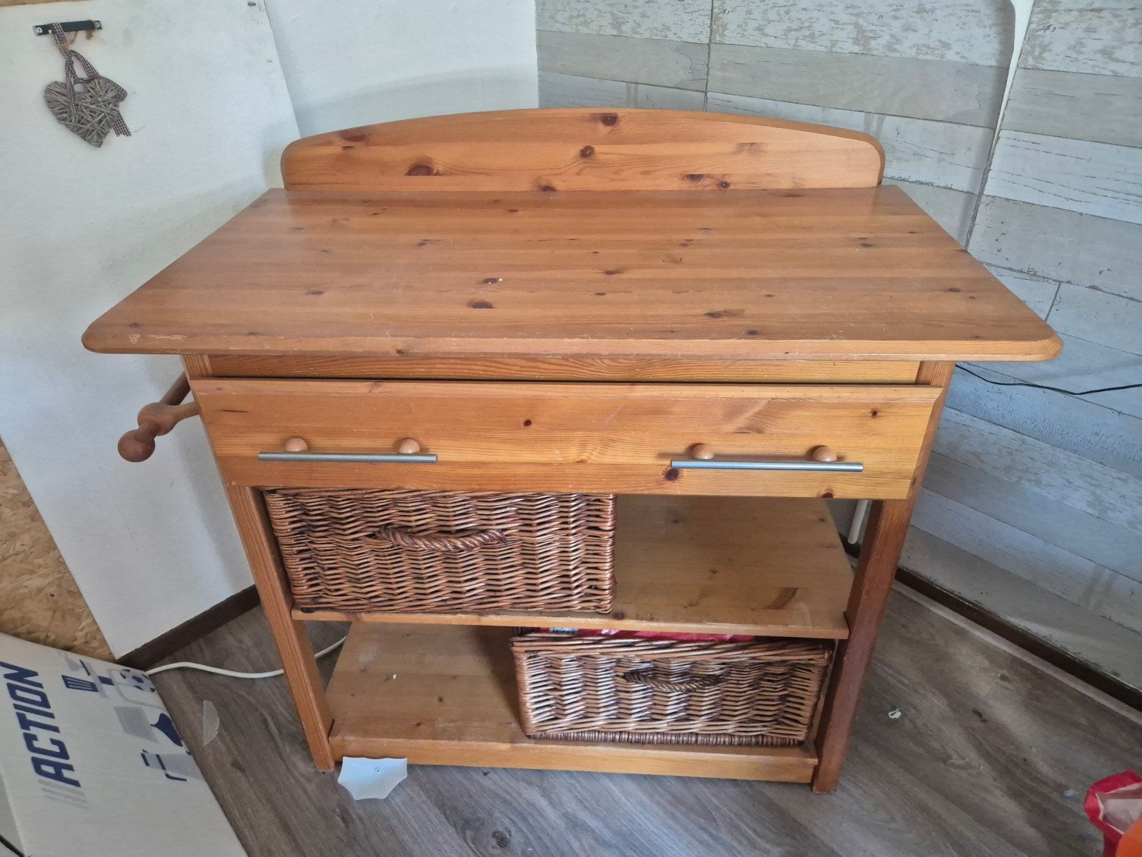 Houten commode met lade en rieten manden, Ophalen, Gebruikt