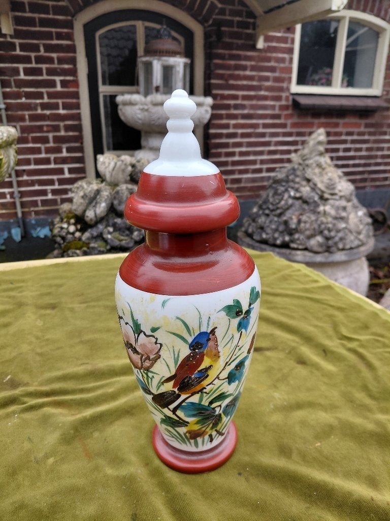 Antieke opaline dekselvaas met vogel decor., Verzenden