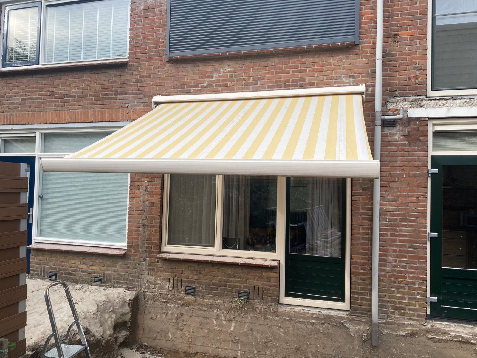 Zonnescherm elektrisch geel / wit, Tuin en Terras, Zonneschermen, Ophalen, Elektrisch, Zo goed als nieuw, 150 tot 300 cm