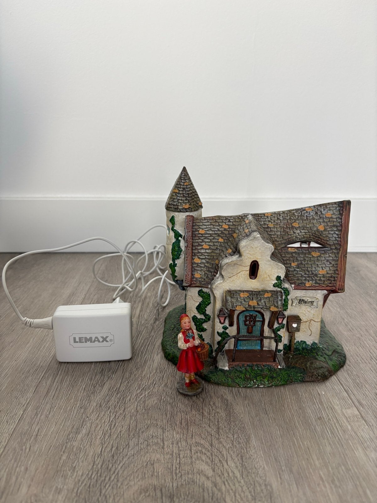 Efteling Roodkapje Huisje met Verlichting - Lemax, Ophalen of Verzenden, Zo goed als nieuw