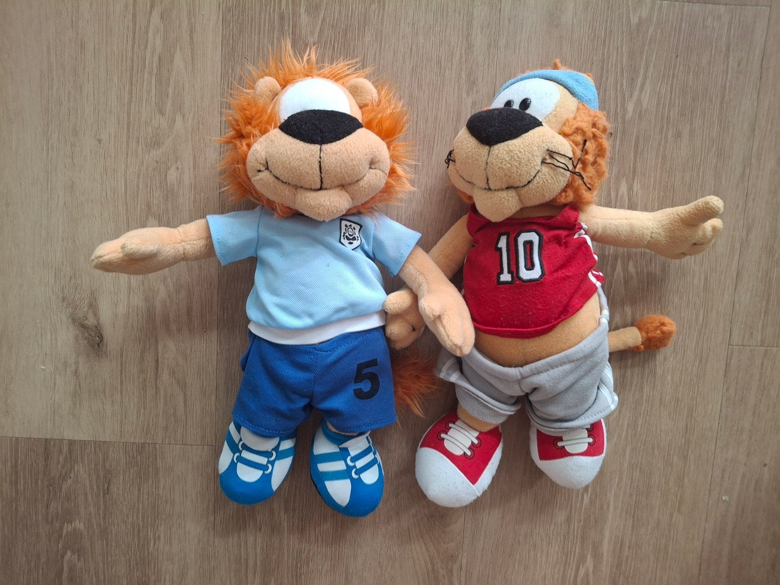 2x Loeki de Leeuw knuffel voetbal en basketbal  - Geesink S, Oranje, Gebruikt, Overige merken, Overige karakters