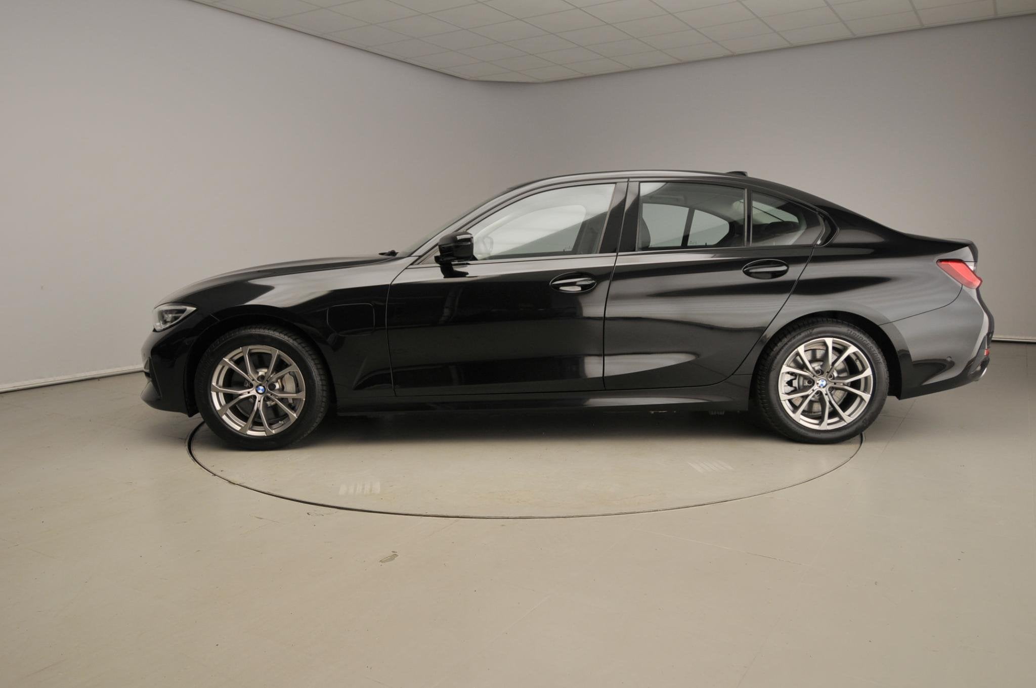 BMW 3 Serie Sedan 330e | LED | Leder | Navigatie | Sportstoe, Achterwielaandrijving, Gebruikt, Zwart, Bedrijf