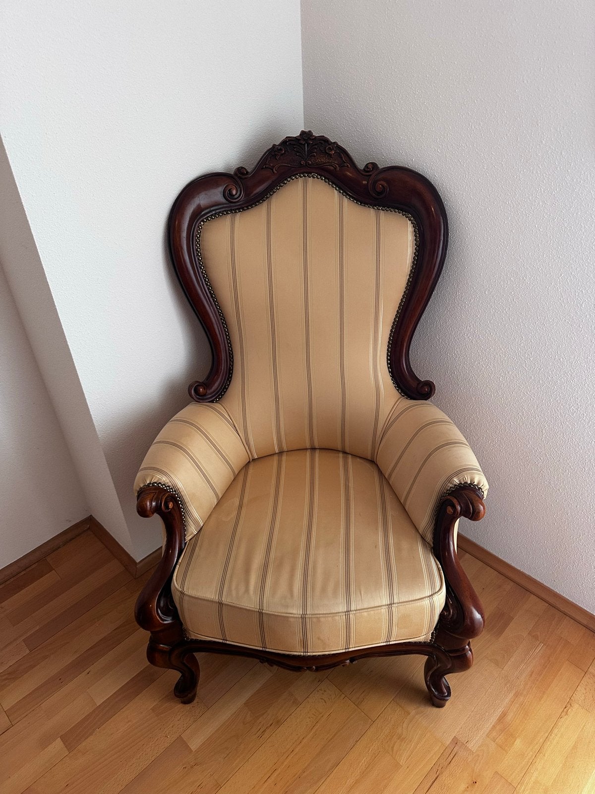 Comfortabele voedingsstoel met klassieke uitstraling, Ophalen, Minder dan 50 cm, Gebruikt, Minder dan 75 cm