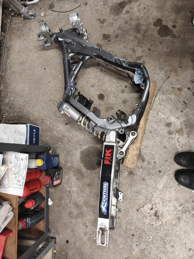 Frame met onderdelen van een Suzuki DRZ400 SM, Motoren, Ophalen