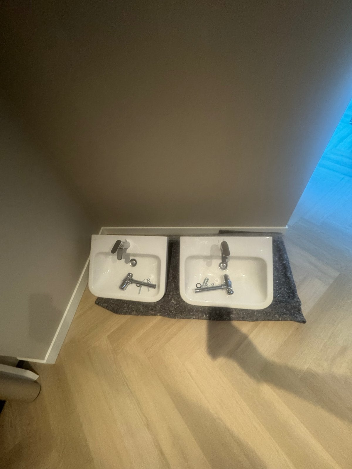 Twee wastafels met kranen, Ophalen, Zo goed als nieuw, Chroom, Wastafel