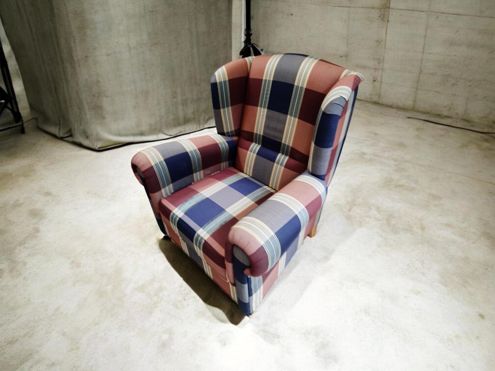 Klassieke oorfauteuil met geruite stoffen bekleding, Ophalen, Gebruikt, 75 tot 100 cm, Stof