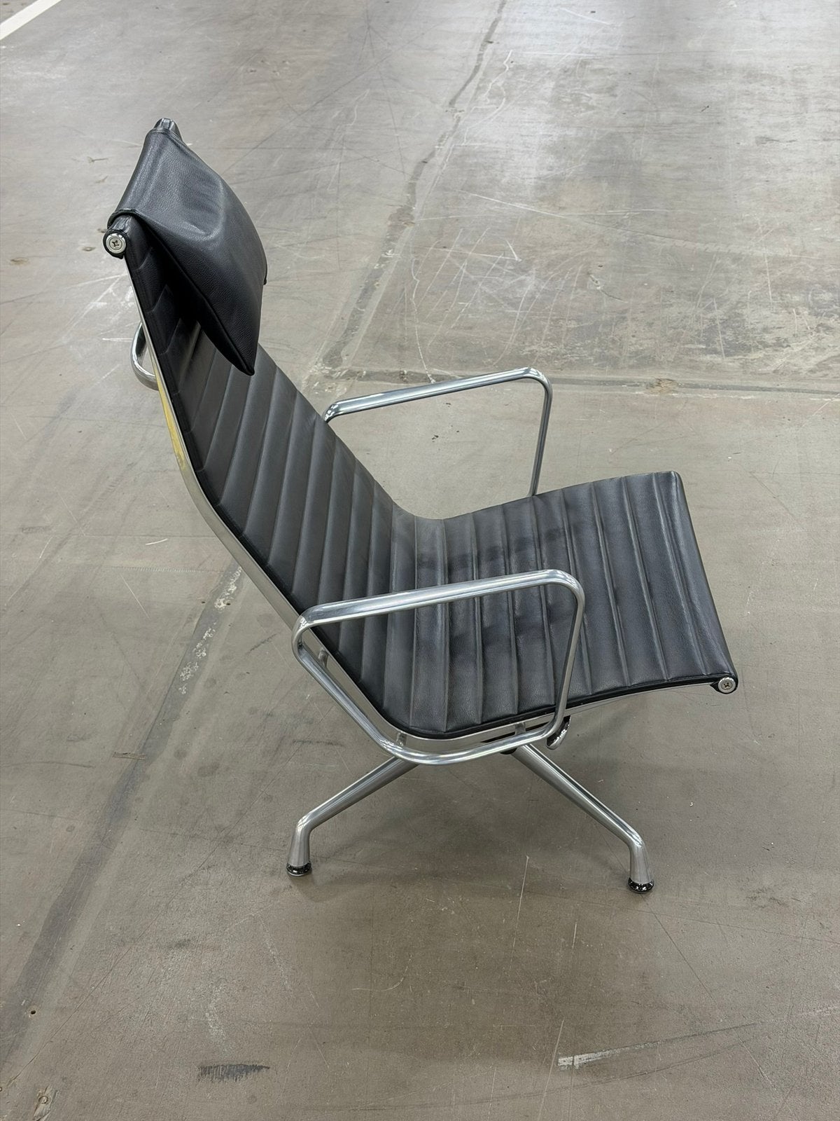 Vitra Eames EA124 | Zwart Leer I NIEUWSTAAT, Ophalen of Verzenden, Zo goed als nieuw, Leer, Lounge chair stoel ligstoel fauteuil