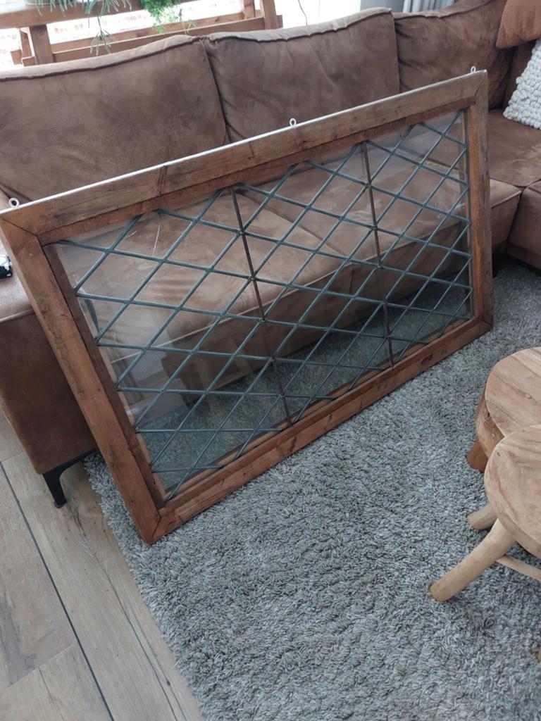 Decoratief raam met houten frame en glas-in-lood look, Ophalen