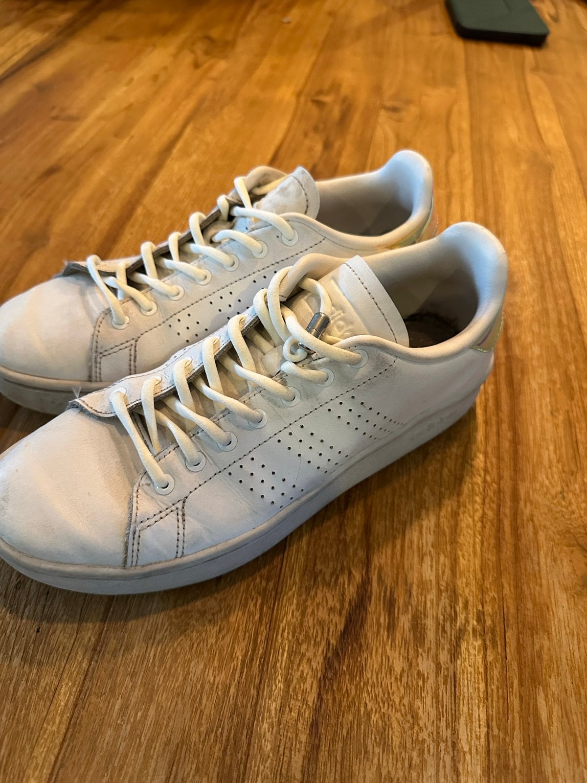 Witte Adidas sneakers met holografische details, Kleding | Dames, Ophalen of Verzenden, Gedragen, Wit, Sneakers of Gympen