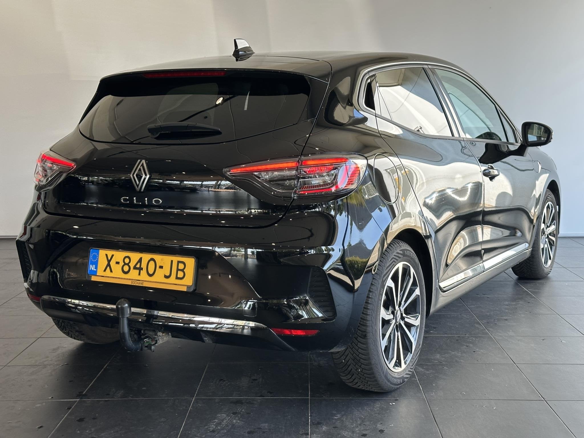Renault Clio 1.6 E-Tech Full Hybrid 145 techno AFNEEMBARE TR, Dealer onderhouden, Gebruikt, Met garantie (alle), Leder en Stof