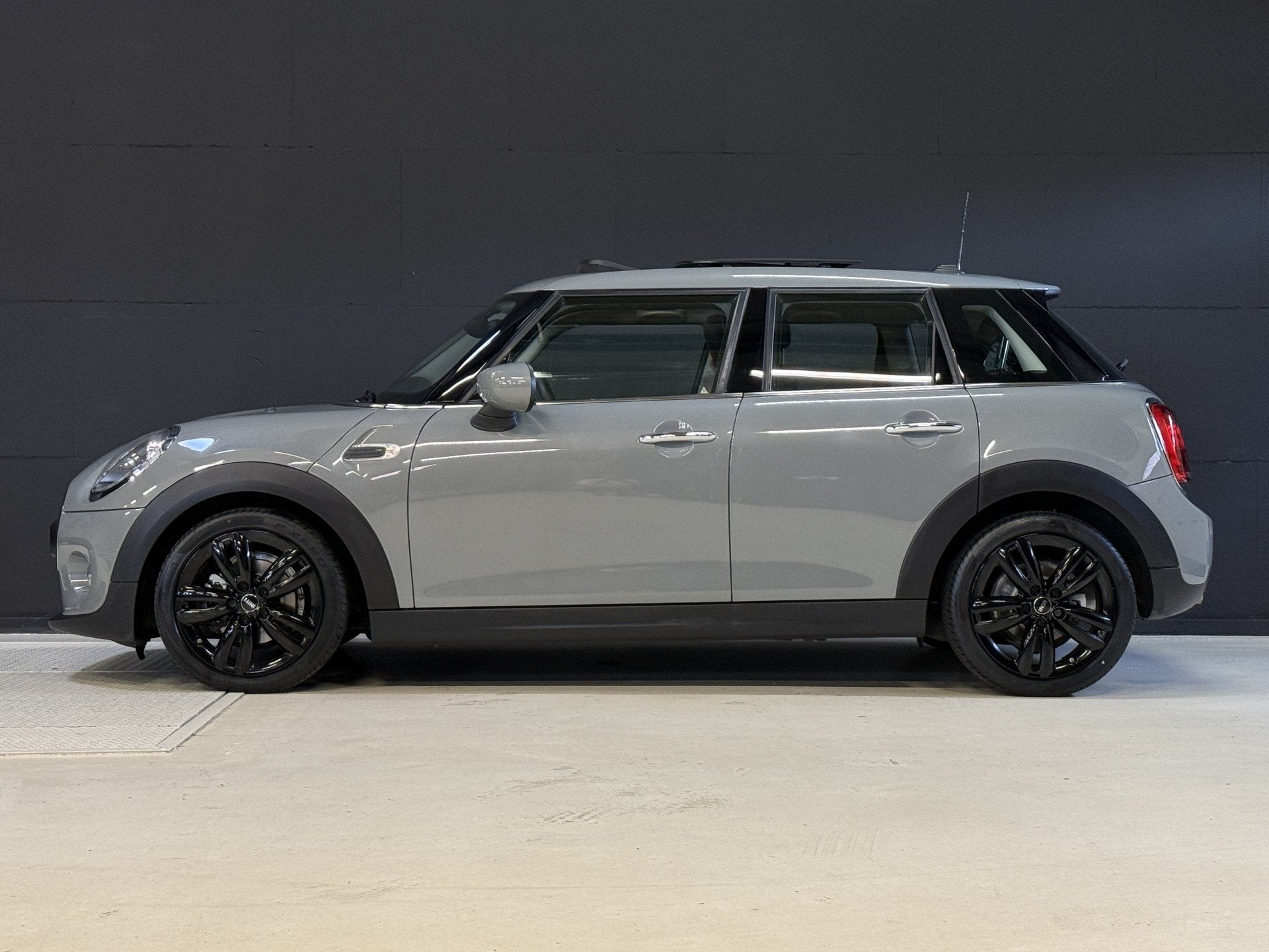 MINI 5-deurs 1.5 One Salt | Panoramadak | Apple Carplay | Cr, Gebruikt, Bedrijf, 3 cilinders, Zilver of Grijs