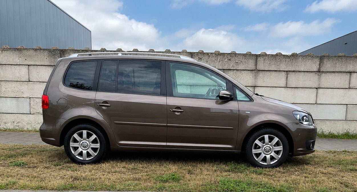 Volkswagen Touran Met Nieuwe APK en Grote onderhoudsbeurt, Auto's, Volkswagen, Voorwielaandrijving, Stof, Zwart, 4 cilinders