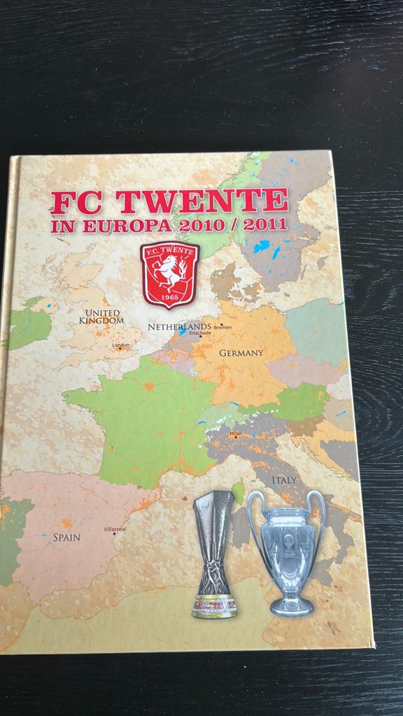 Fc twente in europa 2010/2011, Boeken, Ophalen of Verzenden, Zo goed als nieuw, Balsport