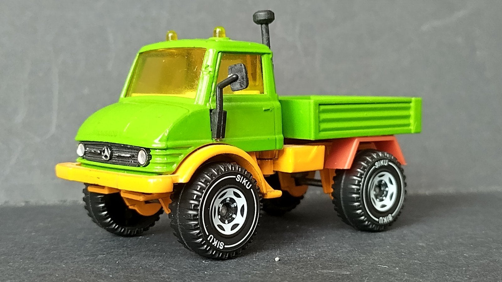 Mercedes Unimog 1:55 Siku Pol, Verzenden, Zo goed als nieuw, Bus of Vrachtwagen, Sieper