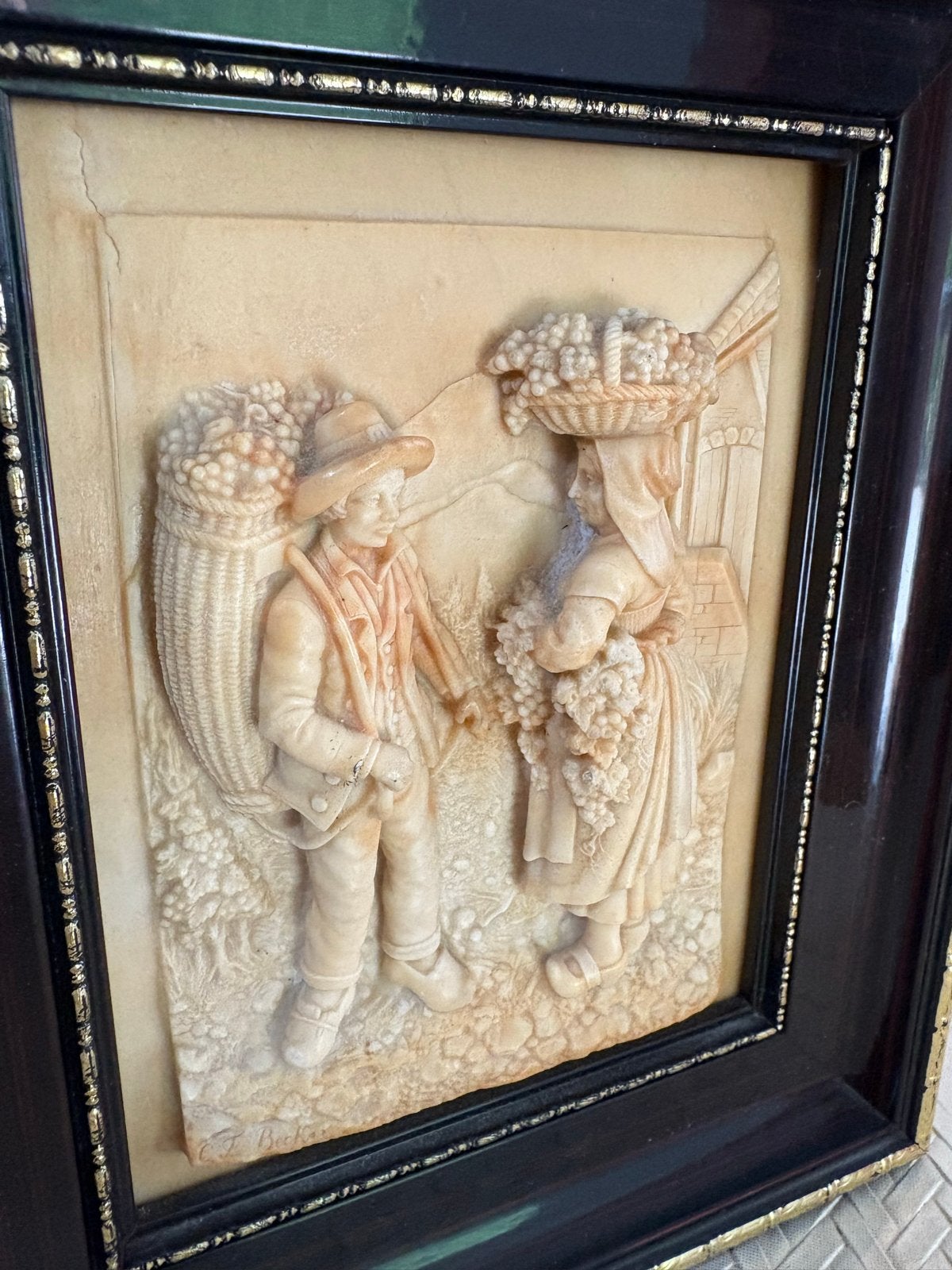 Vintage reliëf: Druivenplukkers in lijst, Antiek en Kunst, Kunst | Beelden en Houtsnijwerken, Ophalen, Handgemaakt, 20 - 50 cm