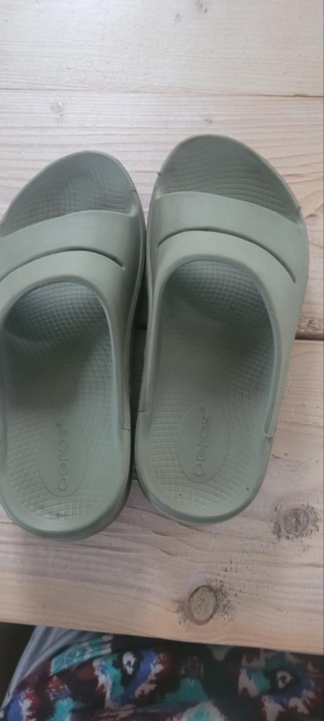 Oofos slippers groen maat 37, Slippers, Oofos, Ophalen of Verzenden, Zo goed als nieuw