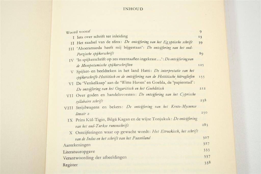 Stemmen in Steen — Ontcijfering Oude Schriften 1966, Ophalen of Verzenden, Gelezen, Europa