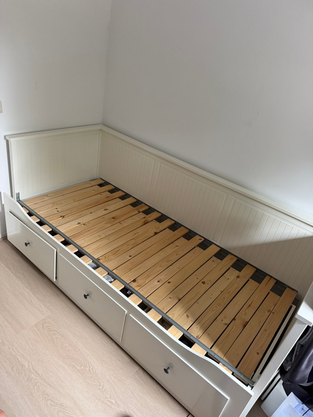 IKEA Bed 1 pers. uitschuifbaar naar 2 pers., Huis en Inrichting, Ophalen, 90 cm, Eenpersoons, Wit