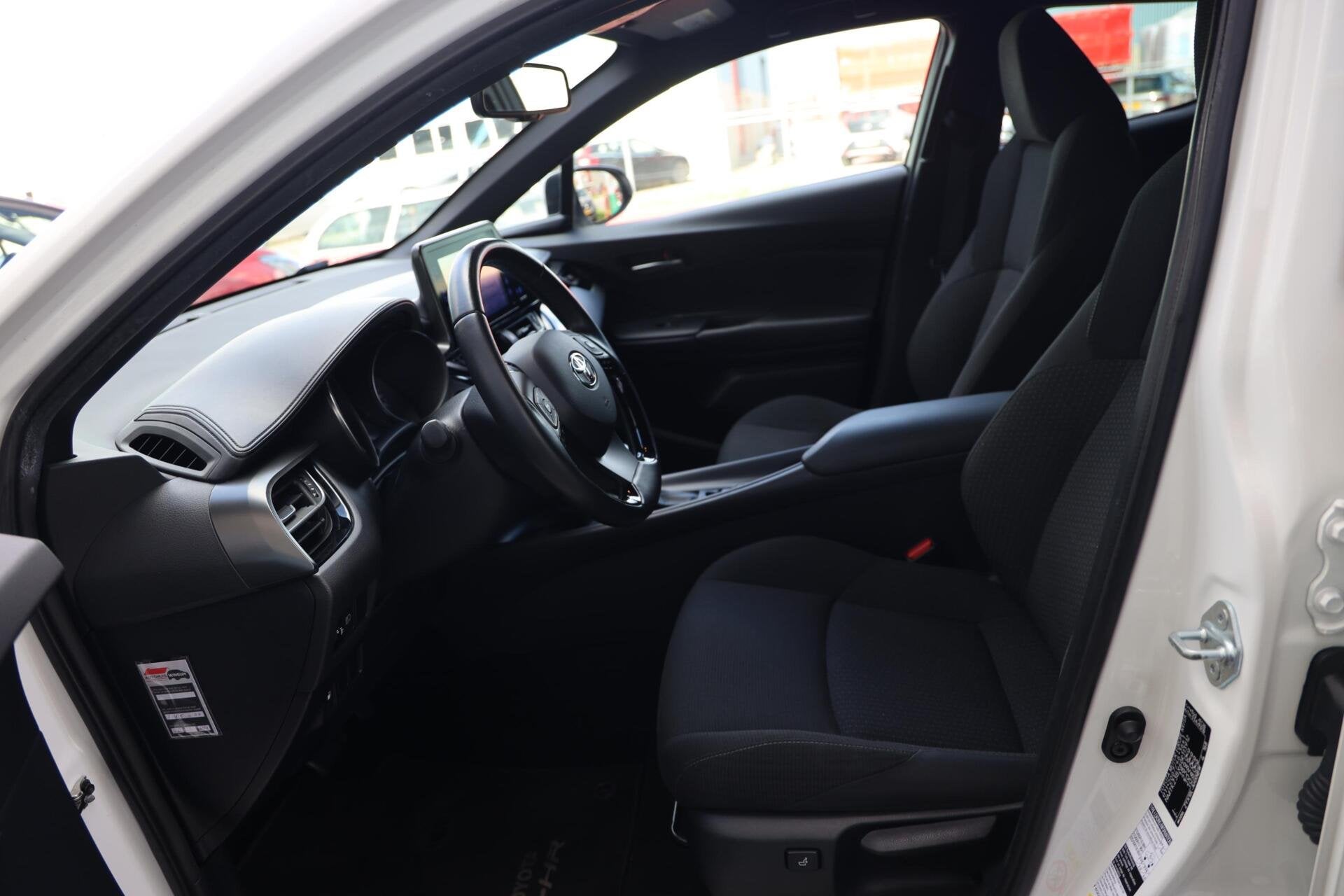 Toyota C-HR 1.8 Hybrid Dynamic|Automaat|Trekhaak|Stoelverwar, Auto's, Stof, 4 cilinders, Met garantie (alle), Bedrijf
