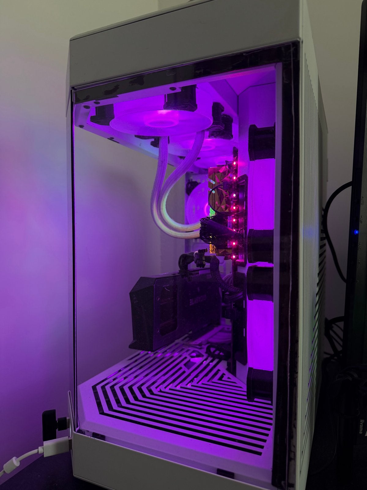 Foto 2 van Gaming PC + 3 schermen – RTX 3060 Ti |Ryzen 5|32GB RGB|HYTE