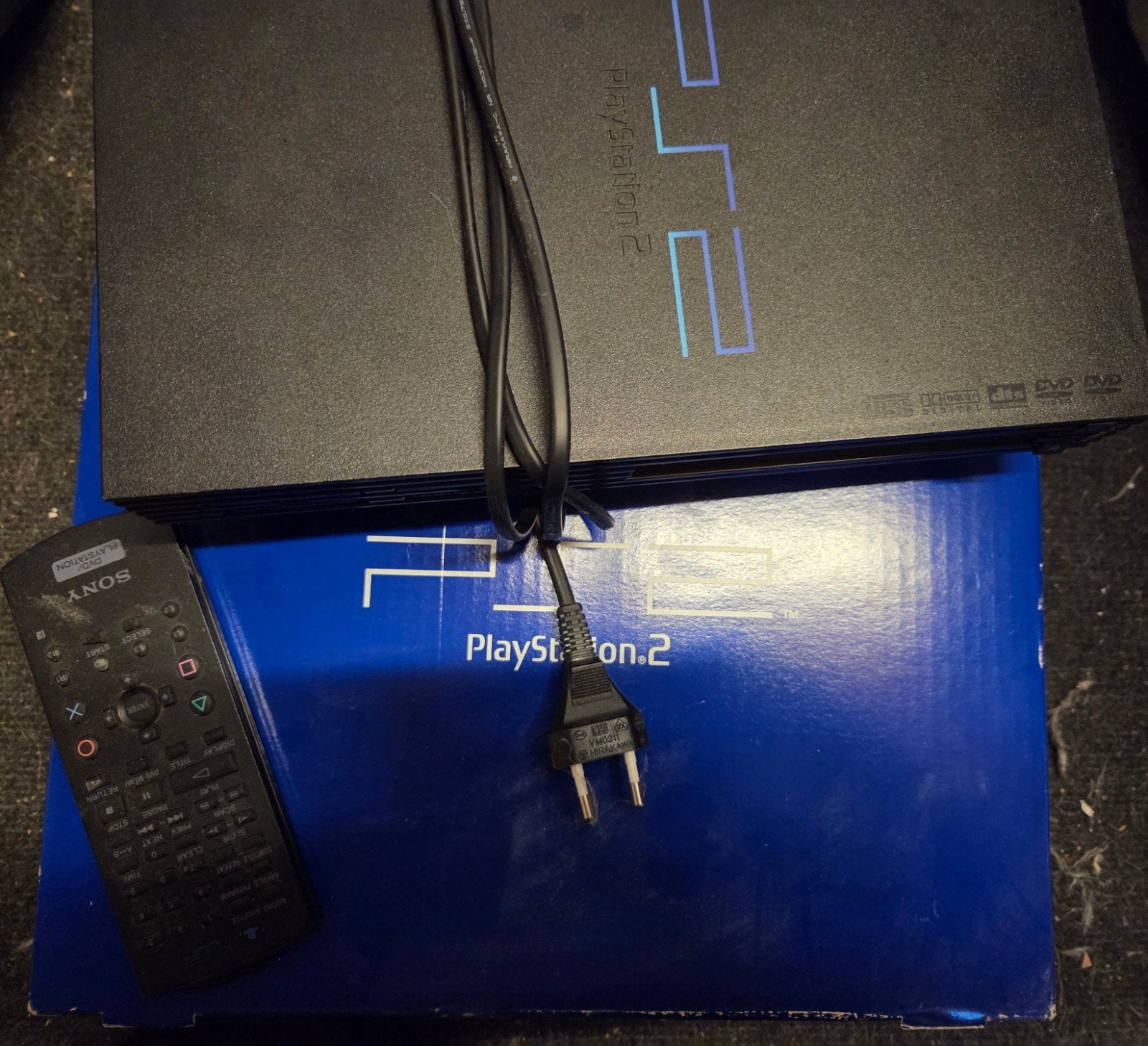 PlayStation 2 Slim met afstandsbediening (geen controllers), Spelcomputers en Games, Gebruikt, Zwart, Ophalen of Verzenden, Zonder controller