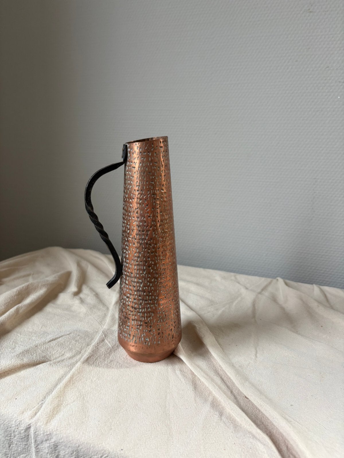 Antiek koperen smeedijzeren vaasje | Danish design, Antiek en Kunst, Ophalen of Verzenden, Koper