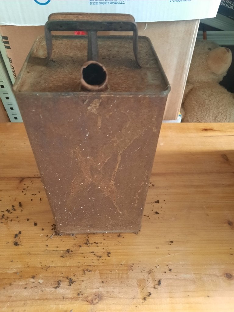 Oude metalen petroleumkan / oliekannetje, Ophalen